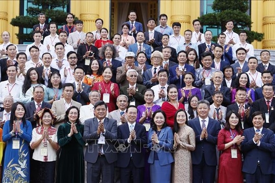 Chủ tịch nước gặp mặt thân mật nghệ nhân, thợ giỏi trong lĩnh vực thủ công mỹ nghệ