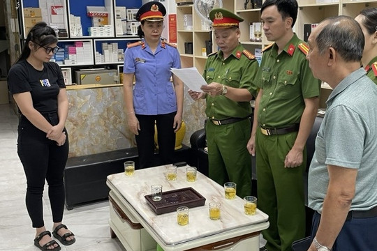 Bắt chủ cửa hàng bán linh kiện điện thoại ở Thanh Hóa về tội buôn lậu