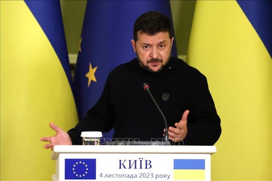 Tổng thống Ukraine ký ban hành các luật gia hạn thiết quân luật và tổng động viên