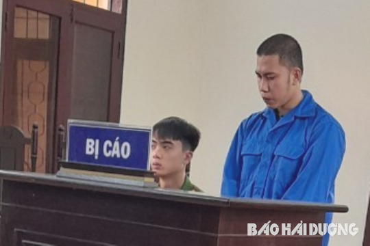 Đi tù vì chuyển tiền từ điện thoại nhặt được về tài khoản của mình 