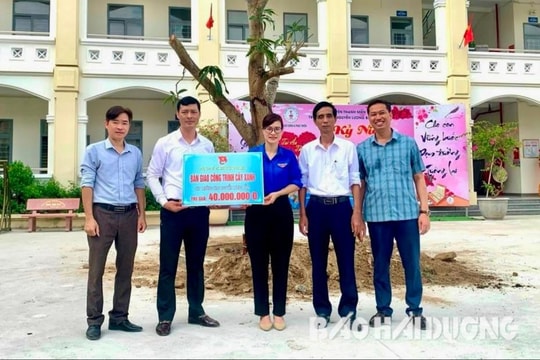Huyện đoàn Thanh Miện phối hợp bàn giao nhiều cây xanh cho Trường THCS Nguyễn Lương Bằng 