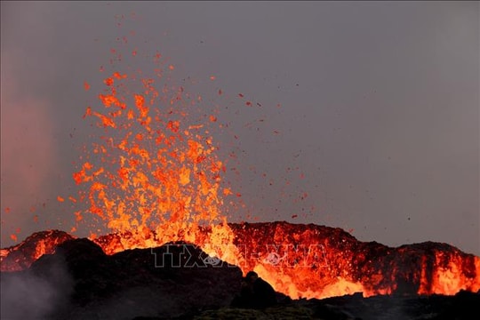 Iceland tuyên bố tình trạng khẩn cấp về nguy cơ núi lửa phun trào