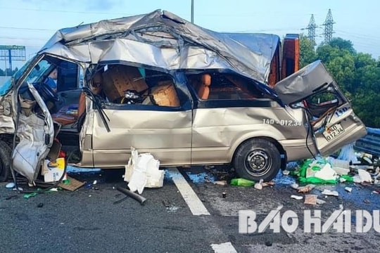Ô tô 16 chỗ nổ lốp trên cao tốc Hà Nội - Hải Phòng, 3 người nhập viện