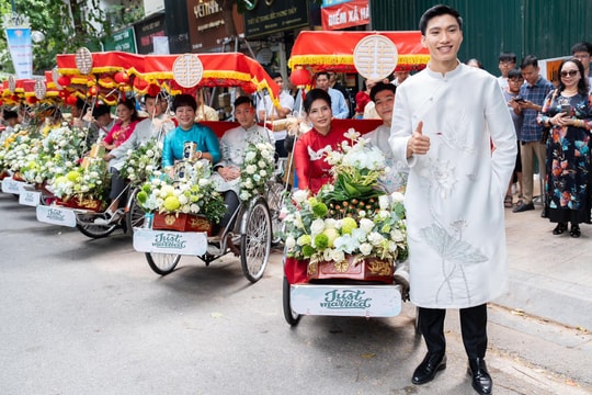 Gia đình Đoàn Văn Hậu đi xích lô hỏi cưới Doãn Hải My