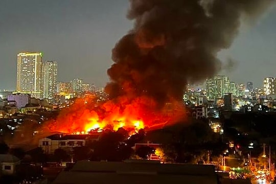 Cháy nhà kho hàng nghìn m2 ở TP Hồ Chí Minh 