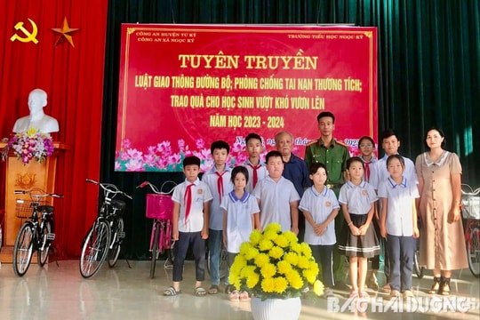 Tặng 10 xe đạp cho học sinh khó khăn xã Ngọc Kỳ 