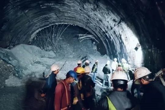 Khẩn trương cứu hộ các công nhân bị mắc kẹt trong vụ sập đường hầm ở Ấn Độ