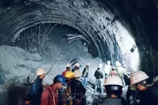 Có dấu hiệu các công nhân bị mắc kẹt vẫn còn sống trong vụ sập đường hầm ở Ấn Độ