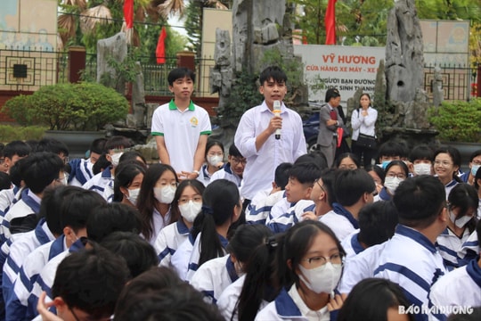 Học sinh Trường THPT Thanh Hà hào hứng với chương trình tư vấn hướng nghiệp