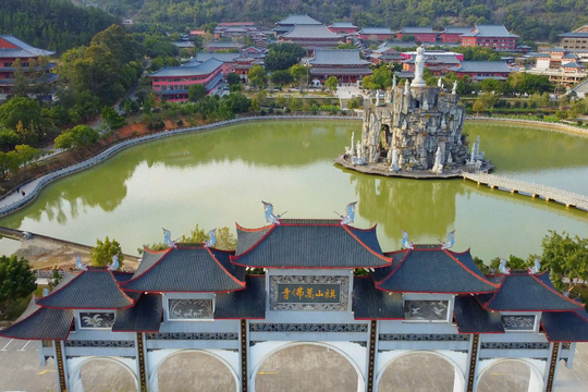 Ngôi chùa cổ nghìn năm tuổi lớn nhất ở Trung Quốc, khách đi bộ cả ngày không hết