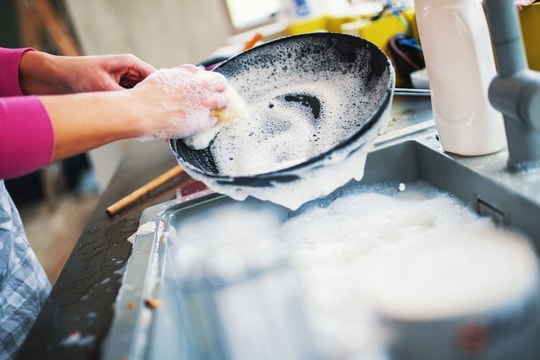 Vì sao không nên rửa chảo dầu mỡ bằng nước nóng?
