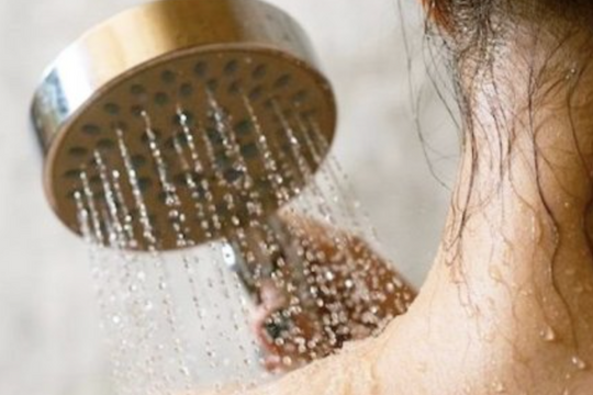 Trời lạnh có nên tắm và gội đầu cùng lúc?