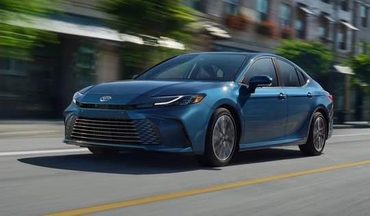 Toyota Camry 2024 ra mắt: Hào nhoáng hơn, bỏ động cơ xăng