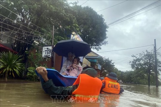 Thủ tướng chỉ đạo tập trung ứng phó, khắc phục hậu quả mưa lũ tại miền Trung