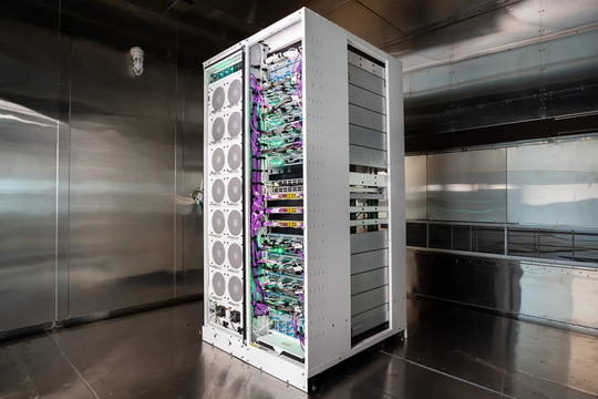 Microsoft ra chip AI cạnh tranh Nvidia