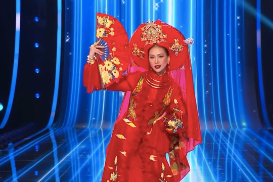 Diện trang phục hầu đồng, Bùi Quỳnh Hoa trình diễn thế nào tại Miss Universe?