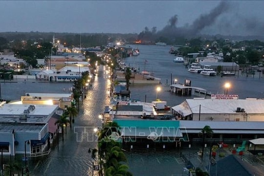 Cảnh báo lũ do bão gây mưa lớn ở Nam Florida