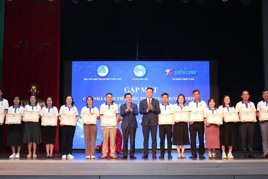 Vinh danh 58 giáo viên tận tụy "gieo" kiến thức ở những vùng khó khăn
