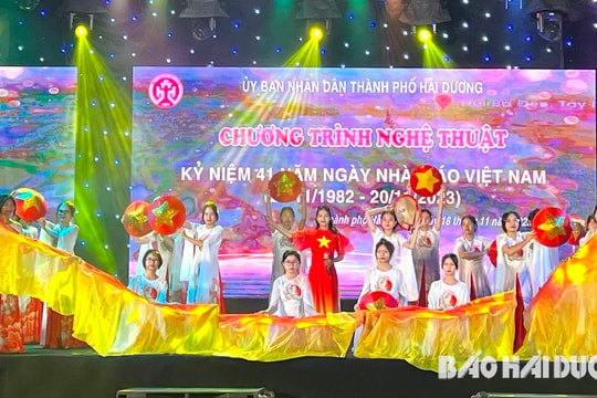 Gần 1.000 thầy cô giáo, học sinh biểu diễn văn nghệ