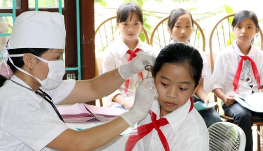 Thầy hiệu trưởng xin thẻ bảo hiểm y tế tặng học sinh nghèo
