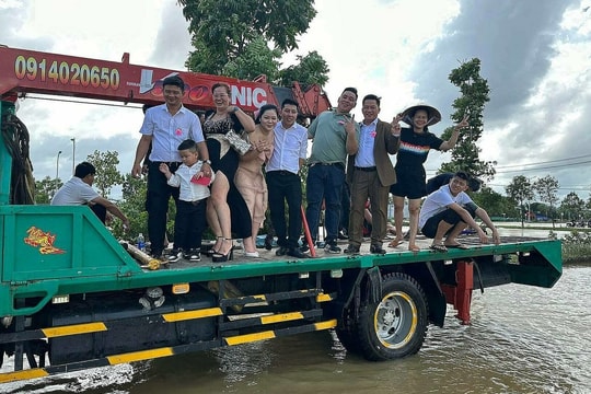 Rước dâu bằng xe cứu hộ