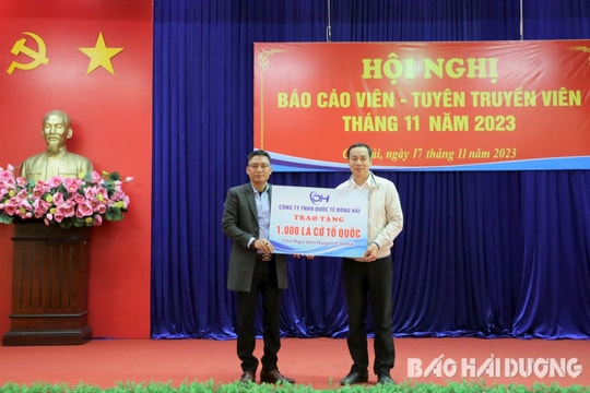 Một doanh nghiệp của Hải Dương trao tặng 1.000 lá cờ Tổ quốc cho ngư dân huyện Cát Hải