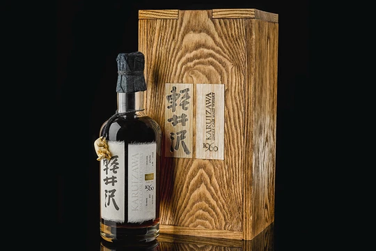 Chai rượu Whisky của Nhật Bản được bán với giá hơn 370.000 USD