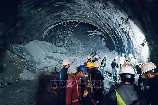 Lực lượng cứu hộ vụ sập đường hầm ở Ấn Độ tiếp tục chiến dịch giải cứu