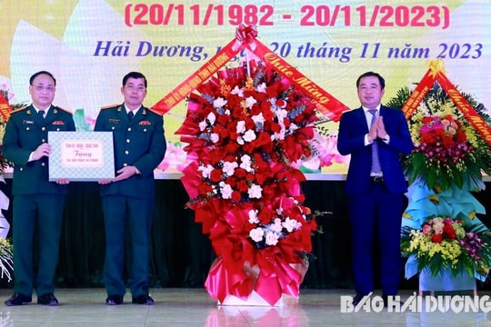 Đồng chí Bí thư Tỉnh ủy Hải Dương Trần Đức Thắng chúc mừng một số cơ sở giáo dục