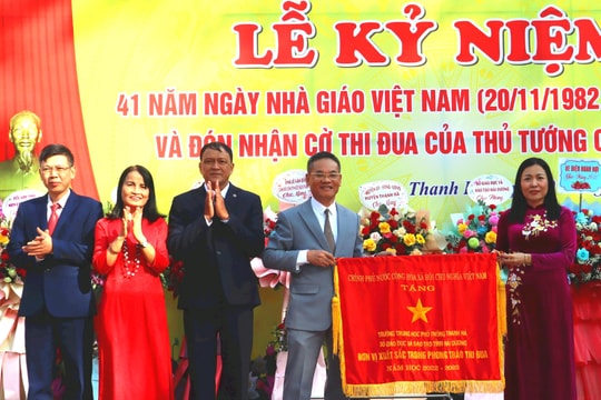Trường THPT Thanh Hà nhận Cờ thi đua của Chính phủ