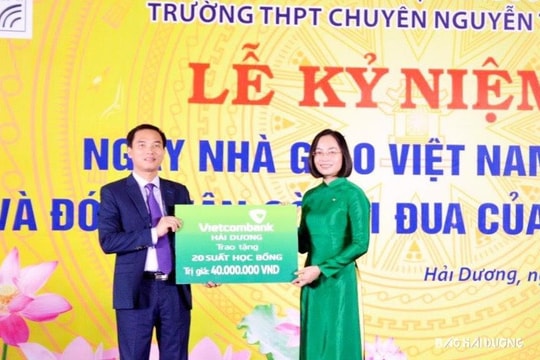 Vietcombank Hải Dương trao học bổng cho học sinh Trường THPT chuyên Nguyễn Trãi