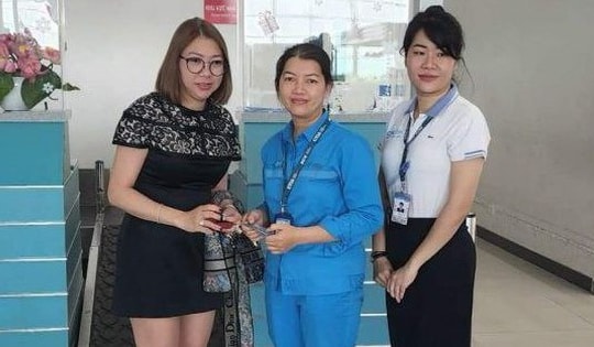 Nữ lao công sân bay trả lại viên kim cương nửa tỷ đồng cho khách