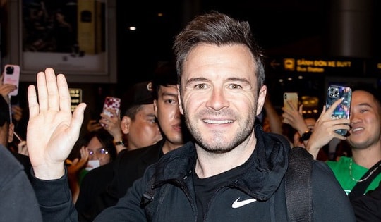 Westlife trở lại Việt Nam sau 12 năm, người hâm mộ chào đón tại sân bay