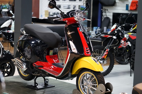 Vespa Primavera phiên bản Mickey giá 86,8 triệu đồng
