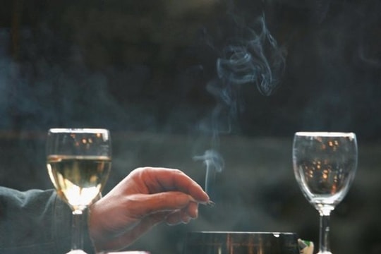 Điều gì xảy ra với cơ thể nếu vừa uống rượu, bia vừa hút thuốc lá?