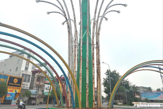 Nhiều cụm đèn trang trí tại Gia Lộc bị hoen rỉ, ố màu 