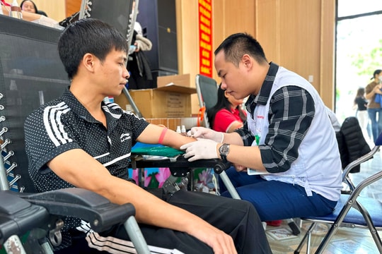 Hơn 500 người tham gia chương trình “Giọt hồng đoàn viên công đoàn”