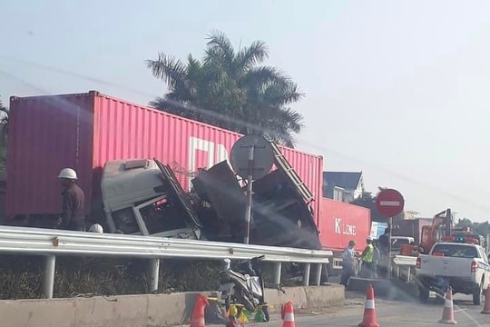 Xe đầu kéo va chạm xe tải, quốc lộ 5 đoạn qua Kim Thành ùn tắc cục bộ