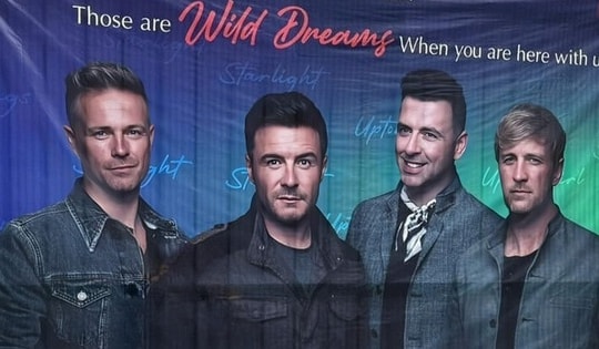 Buổi diễn Westlife đầy hình ảnh quảng cáo sàn tiền ảo và web cá độ, ban tổ chức "vô tội"?