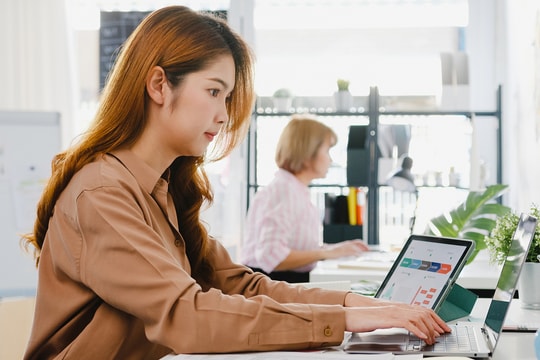 Ba cách giúp dân văn phòng tránh đau cột sống