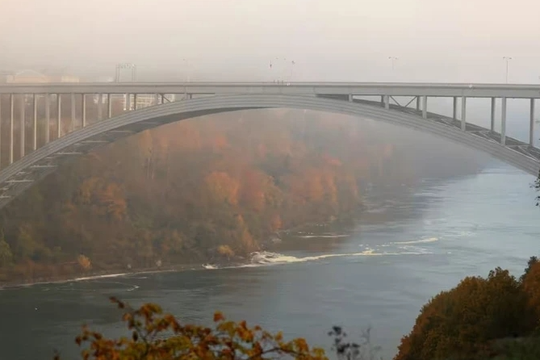 Canada đóng cửa khẩu biên giới với Mỹ sau vụ nổ nghi là khủng bố ở Cầu Rainbow