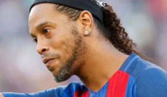 Ronaldinho gần như sạch túi, nợ hàng triệu USD
