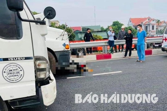 Đi xe máy sang đường 5 đoạn xã Lai Vu, người đàn ông 51 tuổi bị xe đầu kéo tông tử vong