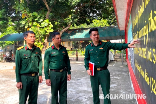 Chính trị viên phó làm theo gương Bác