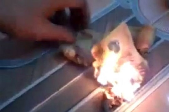 Mang tiền đi đốt có vi phạm pháp luật?