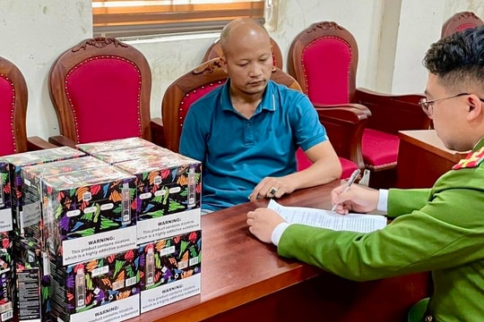 Bắt giữ kẻ vận chuyển thuê gần 20.000 điếu thuốc lá điện tử