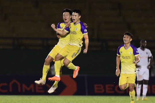 Phạm Tuấn Hải ghi siêu phẩm từ giữa sân ở V-League