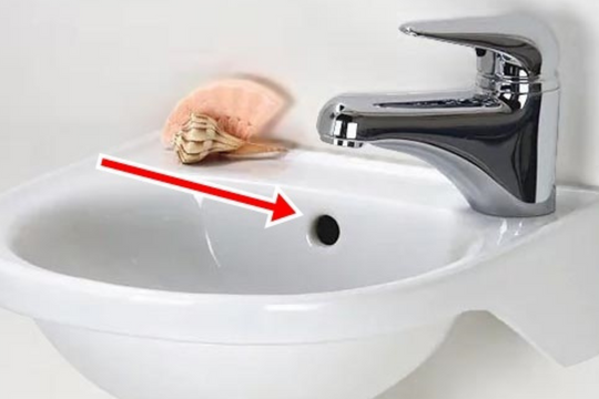 Tại sao bồn rửa mặt thường có một lỗ tròn nhỏ?