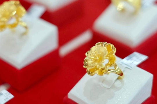Giá vàng miếng vượt 72 triệu đồng/lượng, vàng nhẫn tăng mạnh