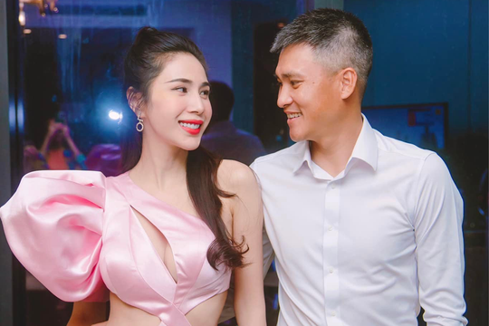 Công Vinh tặng Thủy Tiên 2 tỷ đồng, khuyên cô ngừng bán hàng online